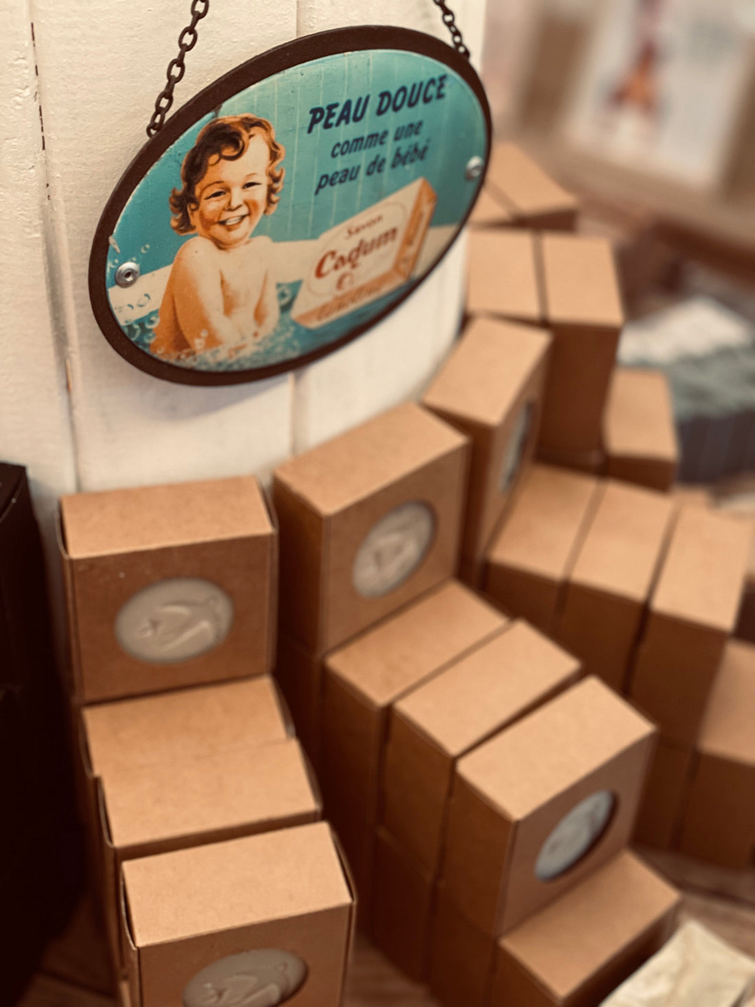 Installation en boutique des savons Andorinhas avec une plaque publicitaire pour le savon cadum